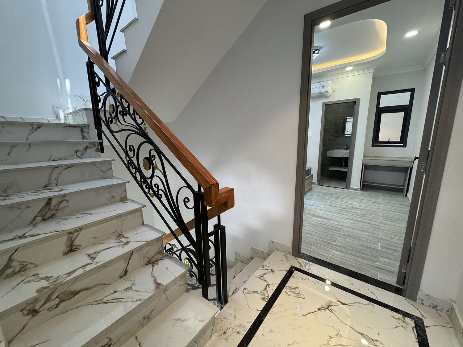 Nhà phố mới 100%, DTKV: 4mx12,5m, vuông, 4 tầng, full nội thất, hẻm xe hơi khu Vip NGUYỄN VĂN TRỖI